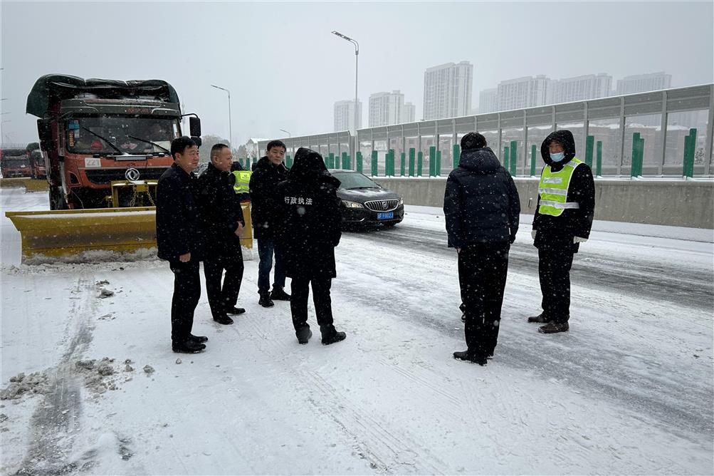 交通实业彻夜奋战，除雪融冰保畅行